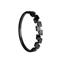 Dettaglio macro di un anello in metallo nero con motivo a nuvola unico su sfondo bianco - US 6 / Nero