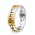 Macro detail van Viking-runen op de tweekleurige goud en zilver gepolijste metalen ring - US 6 / Goud