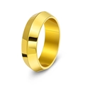 Detalle macro de un anillo punk dorado con bordes geométricos facetados y pulidos - US 6 / Dorado
