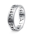 Detailopname van zilveren vikingring met gegraveerde zwarte runensymbolen op de band - US 6 / Zilver