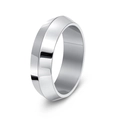 Detalle de anillo punk de acero inoxidable con bordes biselados y facetas geométricas - US 6 / Plateado