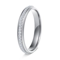 Detailaufnahme eines 3mm Edelstahlrings mit bündig gefassten funkelnden Kristallen - US 5 / Silber