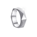 Makro-Detail von silbernem Edelstahlring mit geometrischem Rauten-Facetten-Design - US 6 / Silber