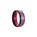Detailansicht des 8mm Edelstahlrings mit laser-graviertem Drachenmuster und lila Finish - Lila