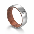 Vue macro d'une bague en titane avec insert en bois de rose et symbole maçonnique gravé - Maçonnique (8mm)