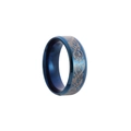 Detailansicht eines blauen Edelstahlrings mit lasergeätzten silbernen Keltenmustern - US 6 / Blau