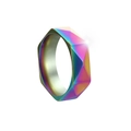 Gros plan sur la bague géométrique arc-en-ciel de 6 mm avec surface intérieure polie - Coloré