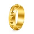 Vue détaillée d'une bague en titane doré style punk avec motif pyramide en relief - US 6 / Doré