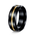 Detail eines 8mm Herrenrings aus Edelstahl mit schwarzem Bürstfinish und goldener Nut - US 6 / Schwarz & Gold