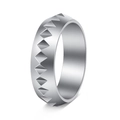 Vue détaillée de la bague en acier titane argenté avec texture pyramide géométrique - US 6 / Argenté