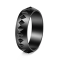 Détail de bague cyberpunk avec finition noire mate et texture pyramidale en relief - US 6 / Noir