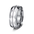 Dettaglio macro dell'anello geometrico argento con scanalatura e quattro punti in metallo - US 6 / Argento