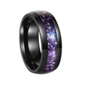 Makroaufnahme des Edelstahlrings mit Einlage aus lila und blauen zerkleinerten Steinen - US 7 / Blau