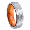 Details des 6mm Titanrings mit gehämmerter Außenseite und Koa-Holz-Inlay-Struktur - US 6 / Silber