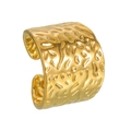 Makroaufnahme eines breiten goldenen offenen Rings mit gehämmerter Textur im Vintage-Stil - Offenes Design / Gold