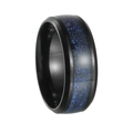 Dettaglio anello 8mm in acciaio nero con intarsio motivo galassia stellata blu - US 6 / Base Nera Cielo Stellato Blu (JWR1932)