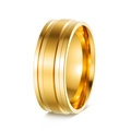 Dettaglio macro di un anello largo da uomo dorato con finitura spazzolata e lucida - US 7 / Oro