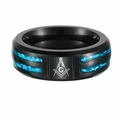 Detalle de anillo de tungsteno negro con incrustaciones de ópalo azul y símbolo masónico - US 8 / Masónico