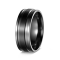 Primo piano di un anello da uomo in titanio nero spazzolato con due strisce in argento - US 7 / Nero