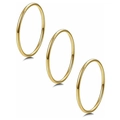 Drie minimalistische 14K vergulde 1 mm dunne stapelbare ringen op witte achtergrond - US 5 / Goud