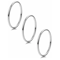 Detailweergave van drie minimalistische zilveren stapelringen met gepolijste spiegelglans - US 5 / Zilver