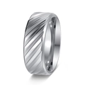 Dettaglio dell'anello d'argento largo con scanalature geometriche e interno lucidato - US 6 / Argento