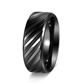 Dettaglio anello in acciaio nero con texture diagonale e superficie interna lucidata - US 6 / Nero
