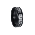 Dettaglio dell'anello nero da 8mm in acciaio inossidabile con motivo greco meandro argento - US 6 / Motivo Greca