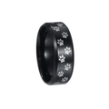 Anello uomo 8mm in acciaio inossidabile nero con impronte laser e bordi smussati rifiniti - US 6 / Impronte di Zampa