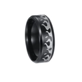 Dettaglio dell'anello da 8mm in acciaio nero con motivi a fiamma argento incisi al laser - US 6 / Fiamma