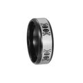 Détail d'une bague homme 8mm en acier inoxydable avec finition brossée et motif crâne - Crâne