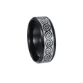 Détail macro d'une bague en acier noir de 8mm avec motif de vagues gravé au laser - Motif Rune/Vague