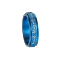Dettaglio dell'anello rotante in titanio blu con testo motivazionale keep fucking going - US 6 / Blu