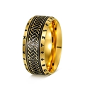 Dettaglio delle rune vichinghe dorate e del nodo celtico sull'anello in acciaio da uomo - US 7 / Oro