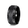 Dettaglio anello vichingo in acciaio al titanio nero con nodi celtici e rune nordiche - US 7 / Nero