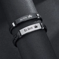 Paar-Armbänder Set mit Her King und His Queen Gravur auf geflochtenem Leder - Muster 1-Her King (Schwarze Platte)