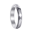 Dettaglio macro del motivo a rombi rotante su anello minimalista in acciaio inossidabile - US 6 / Argento