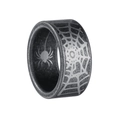 Macro detail van gotische spinnenweb gravure op brede vintage stalen ring - US Maat 7 / Verouderd Antiek Zilver