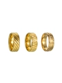 Detailansicht von drei goldfarbenen Metallringen mit texturierten und geometrischen Designs - US 6 / Gold