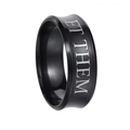 Detail van een matzwarte roestvrijstalen ring met zilveren Let Them gravering en finish - US 6 / Zwart