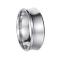 Nahaufnahme eines 8mm Herrenrings aus Edelstahl mit gebürstetem Finish und U-förmigem Design - US 6 / Silber