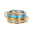 Set de anillos de opale multicapa con bandas doradas y circonitas en fondo blanco - US 6 / Opale azul