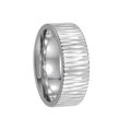 Détail d'une bague en acier argenté de 8 mm avec textures verticales et bande polie - US 7 / Argenté