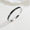 Brazalete de acero inoxidable plateado con esmalte negro en vista de ángulo de 45 grados - Plateado