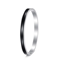 Vista detallada del brazalete de acero plateado con incrustación de esmalte negro y bisagra - Plateado