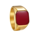 Dettaglio dell'anello in acciaio al titanio dorato con intarsio in smalto rosso quadrato - US 7 / Oro