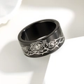 Anello a fascia larga in acciaio inox nero spazzolato con rose e spine d'argento - US 6 / Nero