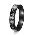 Nahaufnahme von 4mm schwarzem Edelstahlring mit silberner Dornentextur und Gothic-Design - US 6 / Schwarz