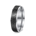 Detail van een 6mm ring met gepolijste zilveren randen en zwarte matte inleg - US 6 / Zwart