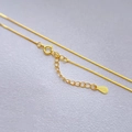 Vista macro di una collana a catena veneziana in argento sterling S925 placcato oro - 0.8mm Larghezza 45cm / Oro